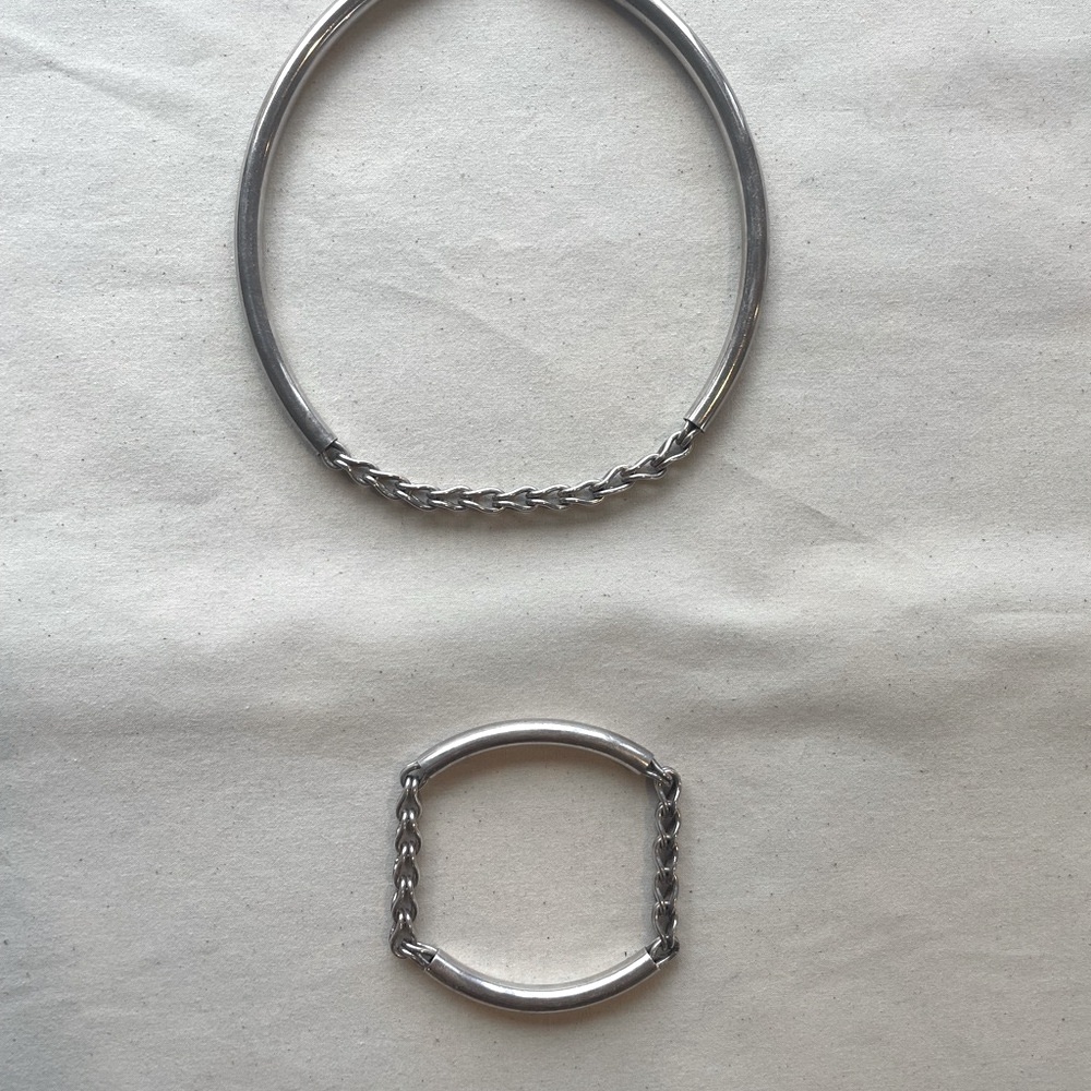 Sleek Silver choker 
Necklace with Modern Design